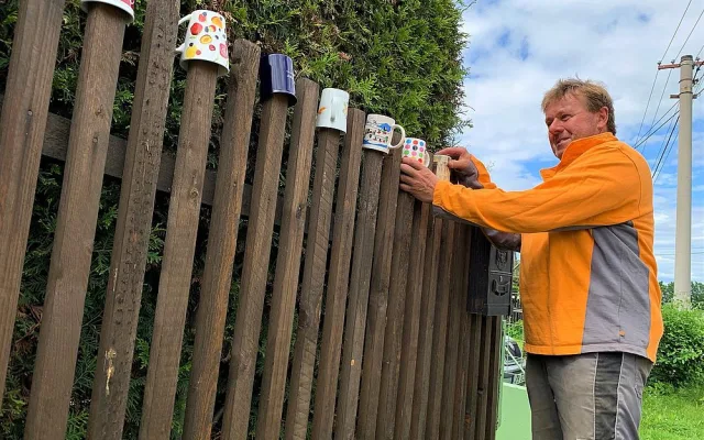 Unikátní plot na Plzeňsku zdobí 200 hrnků, občas nějaký zmizí, ale další se zase objeví