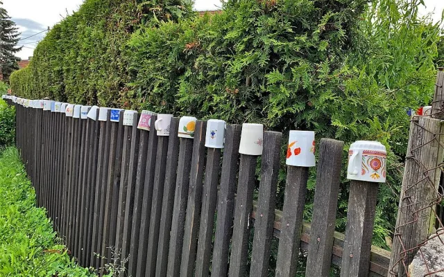 Unikátní plot na Plzeňsku zdobí 200 hrnků, občas nějaký zmizí, ale další se zase objeví