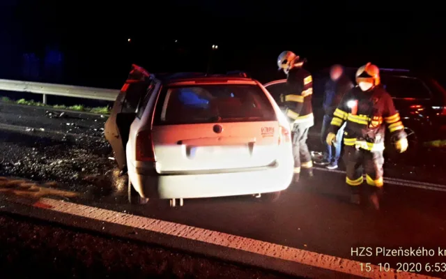 Střet dvou vozidel mezi Dehtínem a Kokšínem