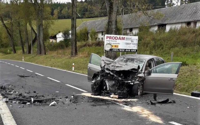 Passat přejel na rovném úseku do protisměru a smetl ze silnice dodávku
