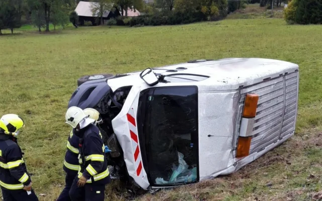 Passat přejel na rovném úseku do protisměru a smetl ze silnice dodávku