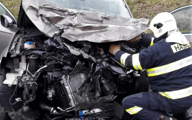 Passat přejel na rovném úseku do protisměru a smetl ze silnice dodávku