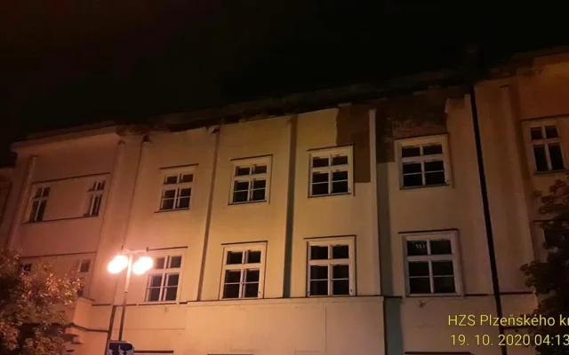 Římsa se utrhla z tohoto domu