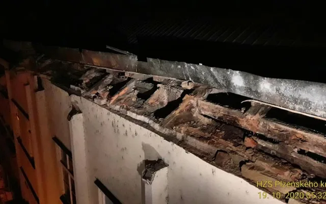 Poškozené místo odkud se utrhla římsa