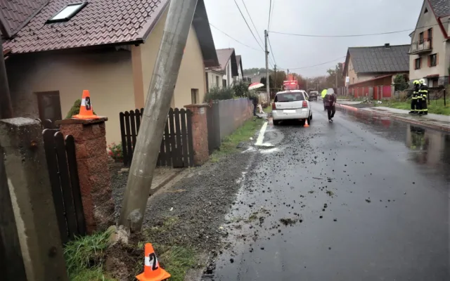 Tento motorista přerazil betonový sloup elektrického vedení