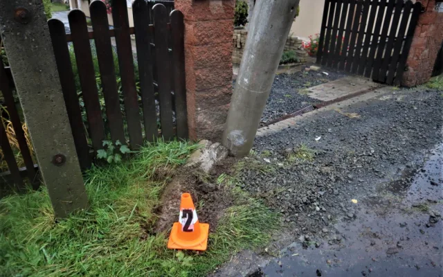 Tento motorista přerazil betonový sloup elektrického vedení