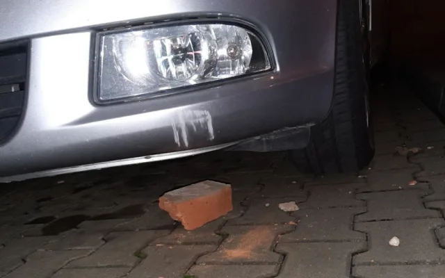Chodník i ulici zasypaly sutiny z římsy, která se nad ránem utrhla z domu v Husově ulici