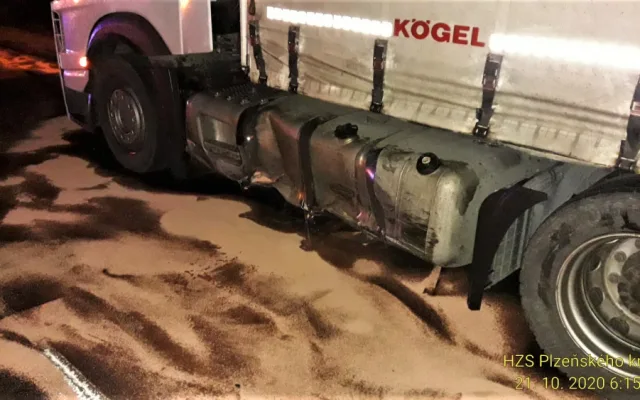 Osmnáctiletý řidič usnul za jízdy, napálil to do nádrže kamionu jedoucího v protisměru