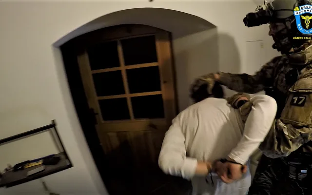 Tajné šamanské seance a rituály s psychotropním lektvarem ukončil zásah celníků