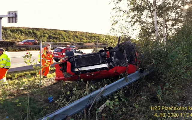Policisté pátrají po svědcích tragické nehody sportovního AUDI na dálnici D5