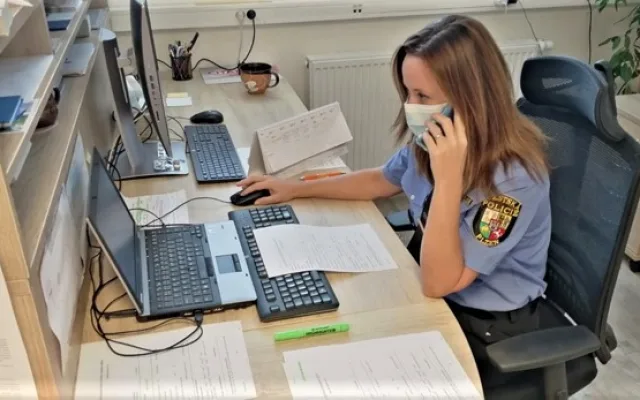 Strážníci městské policie pomáhají hygienikům s trasováním
