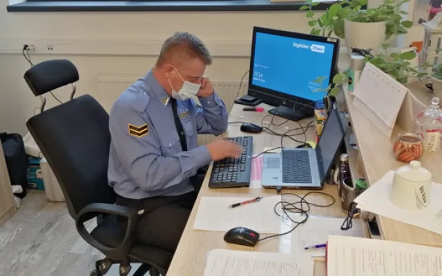 Strážníci městské policie pomáhají hygienikům s trasováním