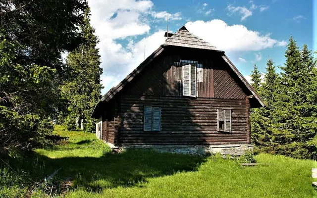 Tato bývalá šumavská hájovna přežila vichřici před 150 lety