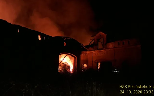 Sedm jednotek hasičů bojovalo od sobotního večera s požárem zemědělského objektu