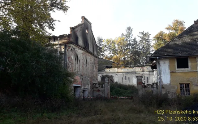 Sedm jednotek hasičů bojovalo od sobotního večera s požárem zemědělského objektu