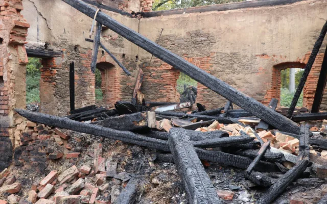 Velký požár stodoly s uskladněným senem má zřejmě na svědomí neznámý žhář