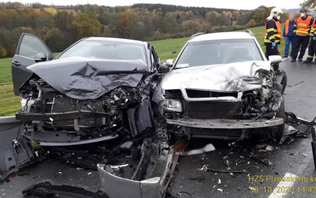 Při srážce tří osobáků na jižním Plzeňsku se vážně zranili dva lidé