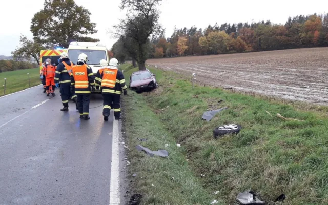 Při srážce tří osobáků na jižním Plzeňsku se vážně zranili dva lidé