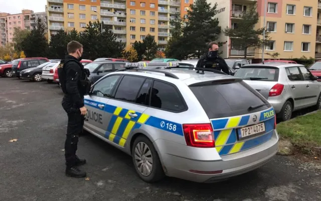 Přestřelku s policií na plzeňském sídlišti Košutka spustil v pátek člen gangu zlodějů aut
