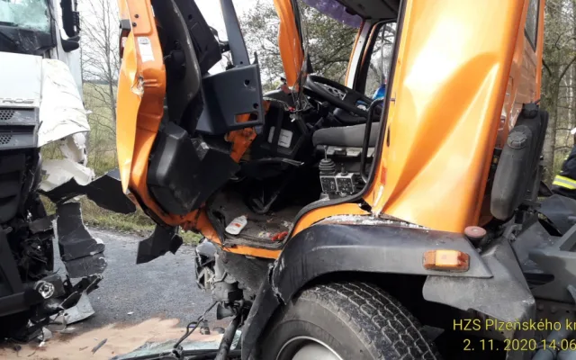 Na Tachovsku se čelně srazily dva nákladní automobily