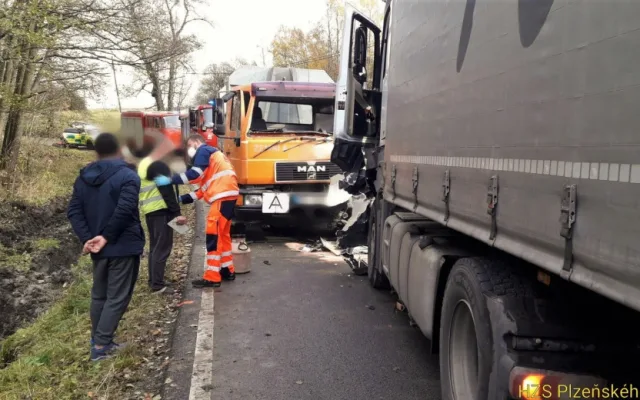 Na Tachovsku se čelně srazily dva nákladní automobily