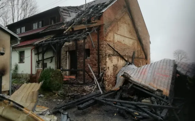 Noční požár zničil stodolu s uskladněnými vozy a zemědělskou technikou, škoda za pět milionů