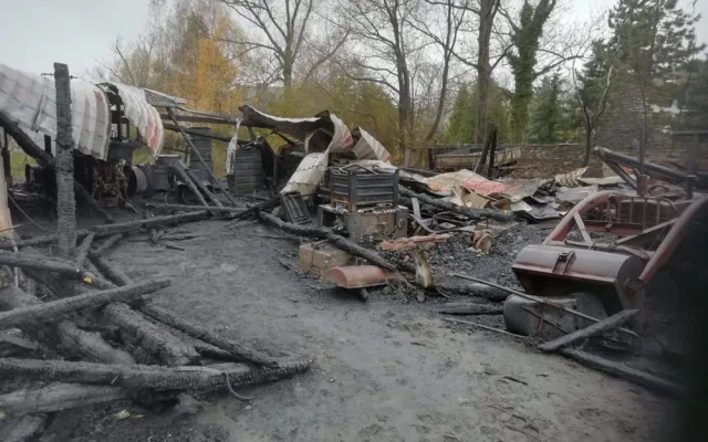 Noční požár zničil stodolu s uskladněnými vozy a zemědělskou technikou, škoda za pět milionů