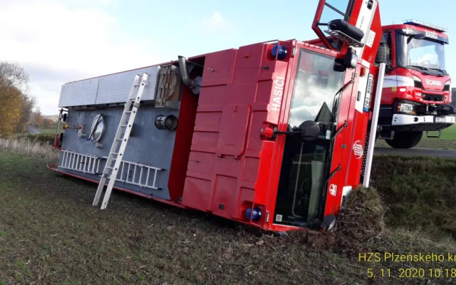 Hasičská cisterna skončila na boku v příkopu, na pomoc přijeli kolegové s technikou