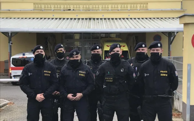 Speciálně vyškolení policisté pomáhají u covidových lůžek ve Stodské nemocnici