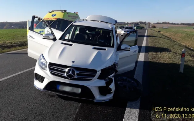 U Hunčické křižovatky se střetly tři automobily