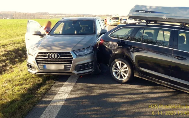 U Hunčické křižovatky se střetly tři automobily