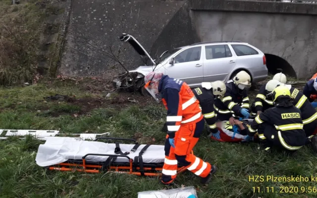 Řidič se lekl srnky přebíhající přes silnici, strhl řízení a skončil s autem mimo silnici