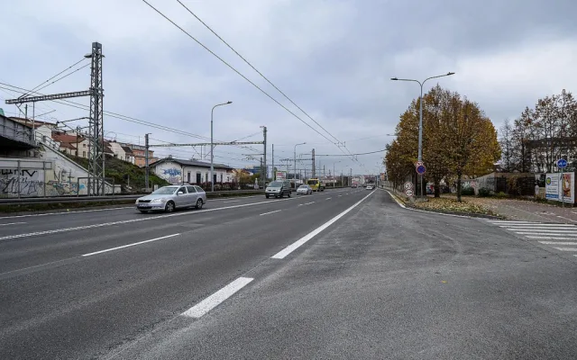 Ulice U Trati a křižovatka s Doudleveckou má nový povrch, jezdit se tam začne v sobotu