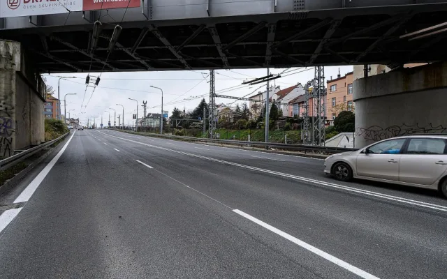 Ulice U Trati a křižovatka s Doudleveckou má nový povrch, jezdit se tam začne v sobotu