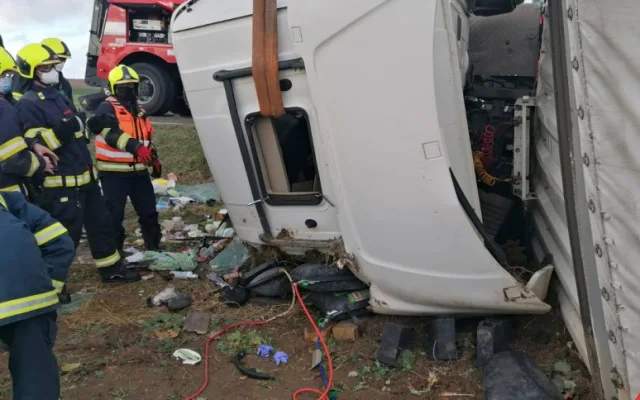 U Chotěšova se převrátil nákladní automobil na bok