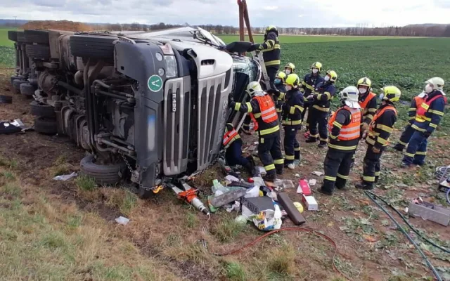 U Chotěšova se převrátil nákladní automobil na bok