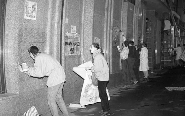 Ilegální akce studentů lékařské fakulty, kteří vyzdobili krajské sídlo KSČ plakáty