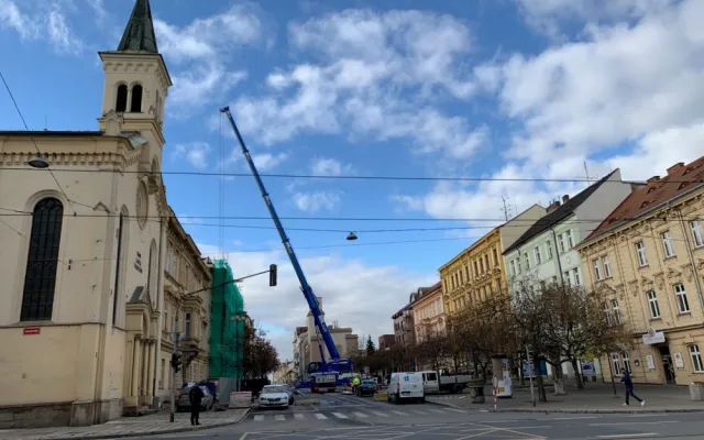Husova ulice zůstane kvůli zřícené římse neprůjezdná minimálně do konce listopadu