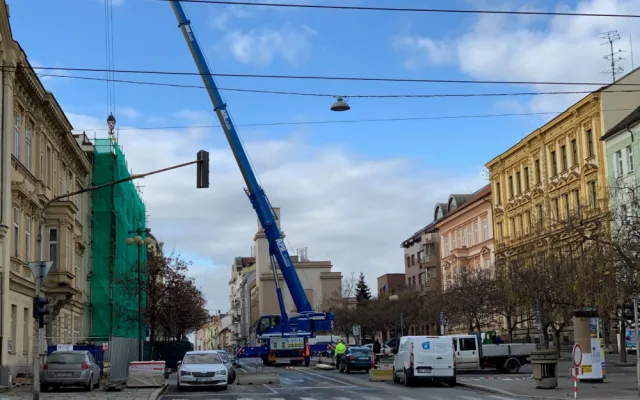 Husova ulice zůstane kvůli zřícené římse neprůjezdná minimálně do konce listopadu