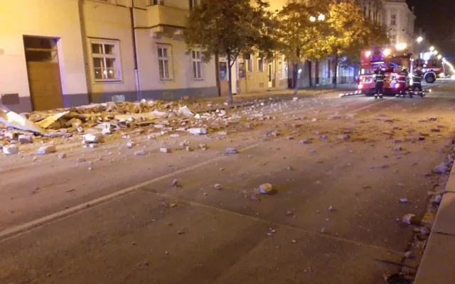 Husova ulice zůstane kvůli zřícené římse neprůjezdná minimálně do konce listopadu