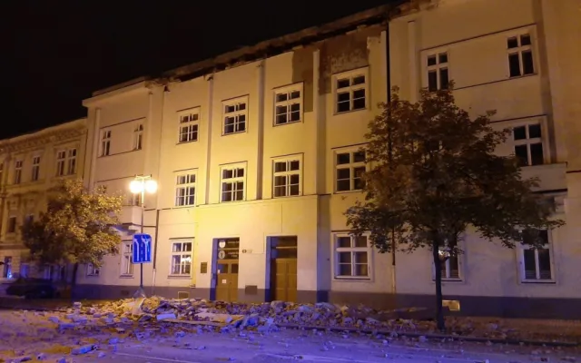 Husova ulice zůstane kvůli zřícené římse neprůjezdná minimálně do konce listopadu