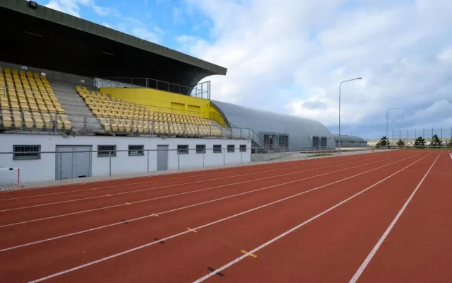 Atletický stadion ve Skvrňanech má od města novou rozcvičovnu za 23,5 milionu