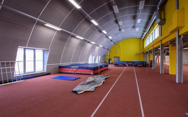 Atletický stadion ve Skvrňanech má od města novou rozcvičovnu za 23,5 milionu