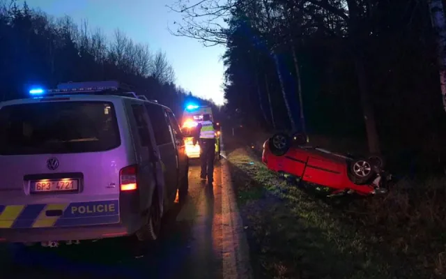 Ranní nehoda osobáku u Svojkovic si vyžádala zásah vrtulníku letecké záchranky