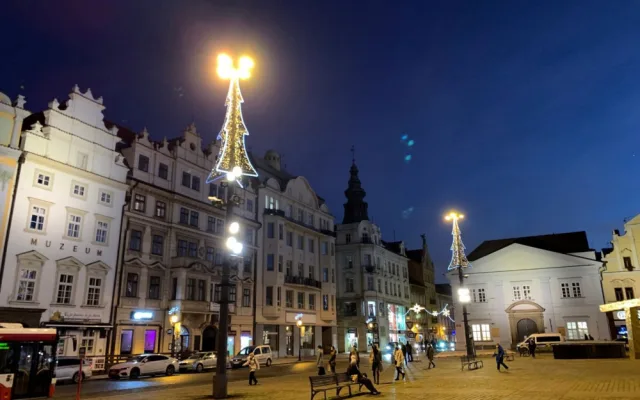 Některé plzeňské ulice a náměstí Republiky už rozzářila vánoční výzdoba