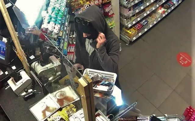 Utrácel na cizí platební kartu, teď po něm pátrají kriminalisté z Plzně