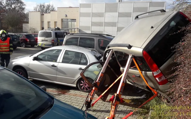 Senior (84) se zřítil na parkovišti z několikametrového srázu na jiný vůz