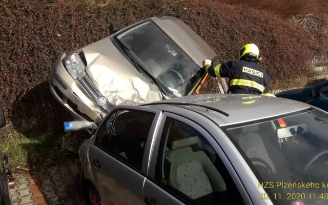 Senior (84) se zřítil na parkovišti z několikametrového srázu na jiný vůz