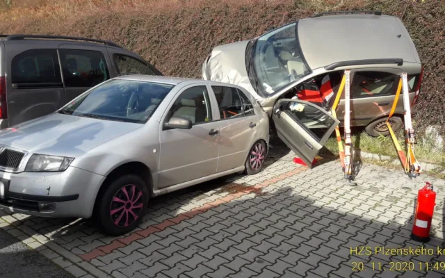 Senior (84) se zřítil na parkovišti z několikametrového srázu na jiný vůz