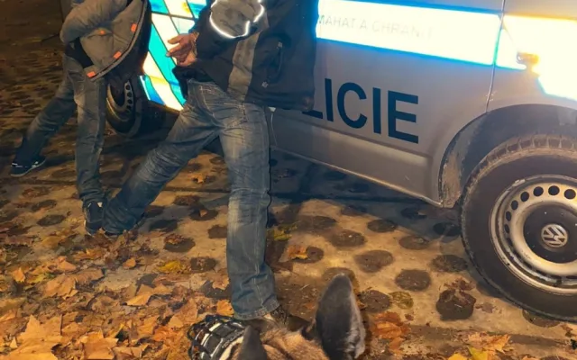 Pracovník Celní správy v civilu pronásledoval z místa činu dva zloděje, jeden ho napadl lahví